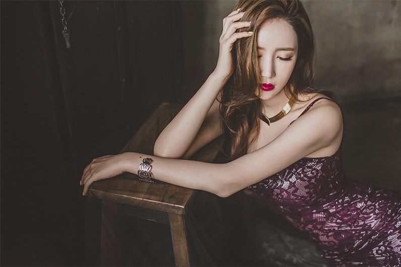 天然美女李妍静穿蕾丝包臀长裙，拍火辣性感高清写真！