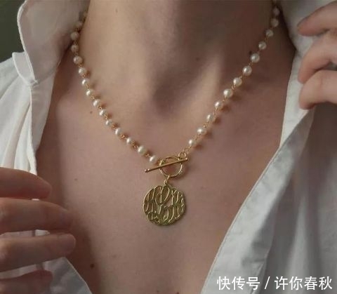 「条珍珠项链」简直不要太好看,珍珠项链时下最流行的几种佩戴方式都在这了