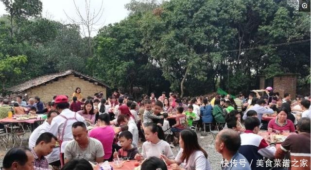 广东土豪摆50桌宴席请乡亲吃饭，老家穷得叮当响，不用礼金免费吃