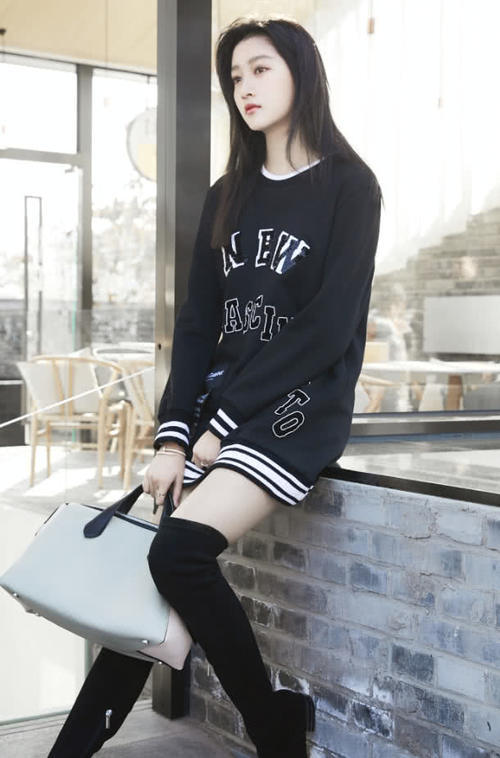 关晓彤一身牛仔装，“筷子腿”变“漫画腿”，看到鞋子彻底跪了！