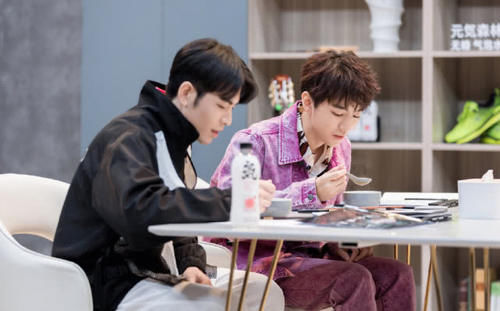 『龙虾』王俊凯也是敢穿，龙虾衬衫配粉紫色牛仔外套，想让人忽视都难