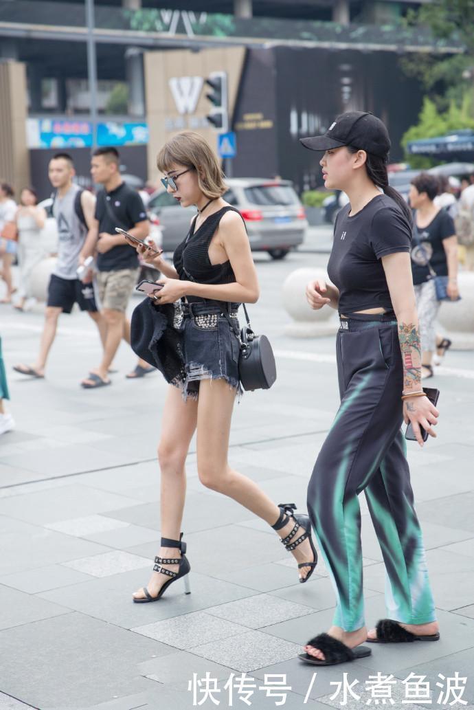 女性:年轻美女街拍身材微胖的女性穿,穿出不一样的美