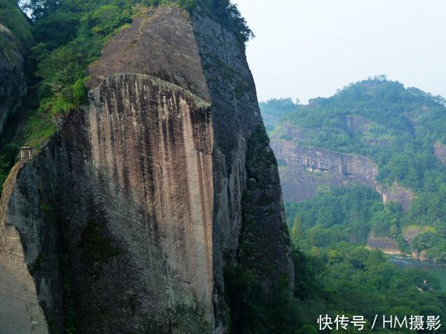 它是亚洲最大的石头，成为了5A级景区，吸引着很多游客