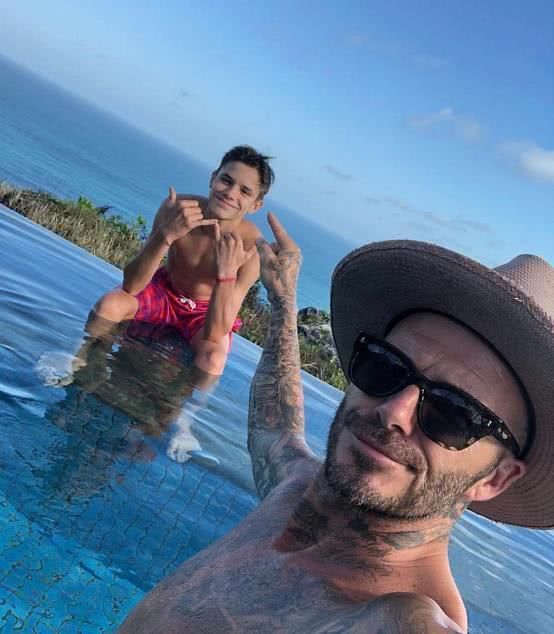 小贝家二公子晒腹肌，身材长相遗传贝嫂，网友:比小贝年轻时都帅