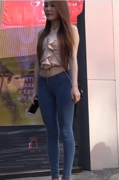 成熟微胖小姐姐粉红吊带穿出纤瘦火辣身段，紧身牛仔搭配刚刚好