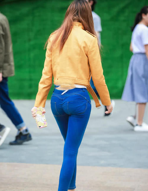 时尚辣妈丰腴大象腿紧致有力，紧身裤裹出肥硕臀线，边走边打哈欠