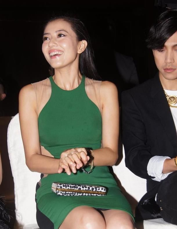 国民女神高圆圆绿色紧身连衣裙，性感到爆炸