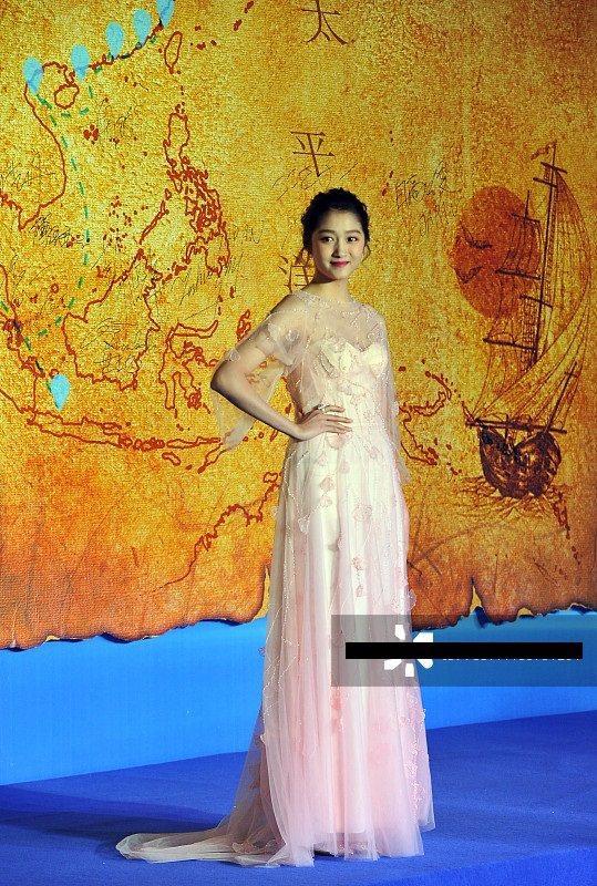 “国民闺女”关晓彤撞衫“土包子”蓝盈莹，相差7岁，差距太大！