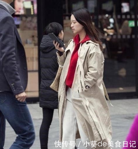  成熟■年轻美女街拍：随性穿搭的美女，成熟又知性！