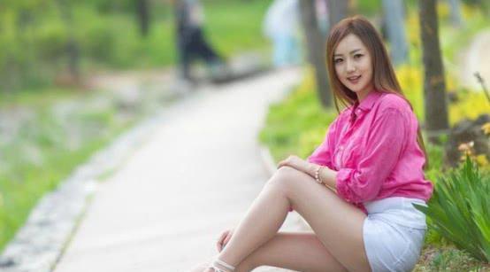 白色短裤所展现出的曼妙身材，清新自然，让人难忘！