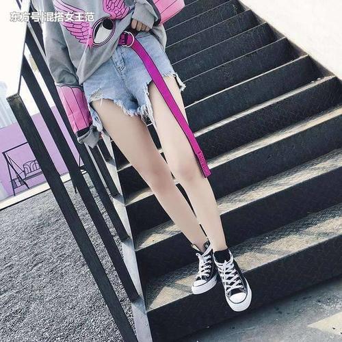 花式秀美腿? 破洞牛仔短裤让你的大腿白里透红再透粉