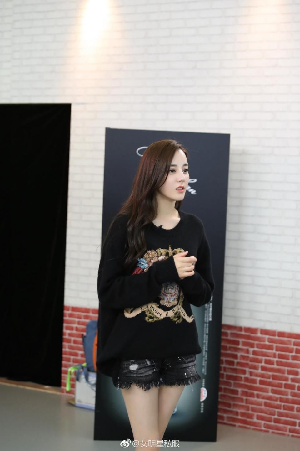 迪丽热巴新图曝光,和李溪芮同框一点没输,网友:梦寐以求的身材