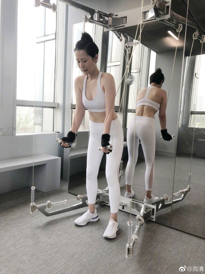 海清素颜健身，线条纤细小腹紧致惹人羡慕半扎的头发宛如少女