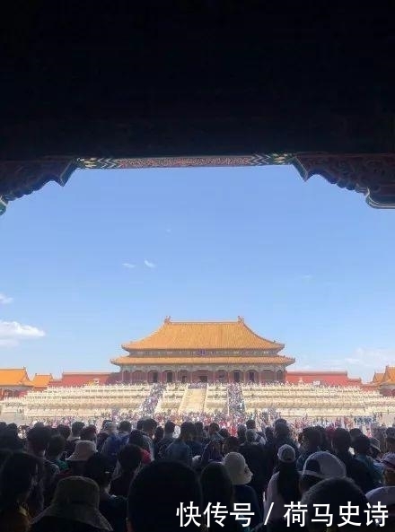 长城、故宫、西湖都挤成这样了！网友：我选择躺四天