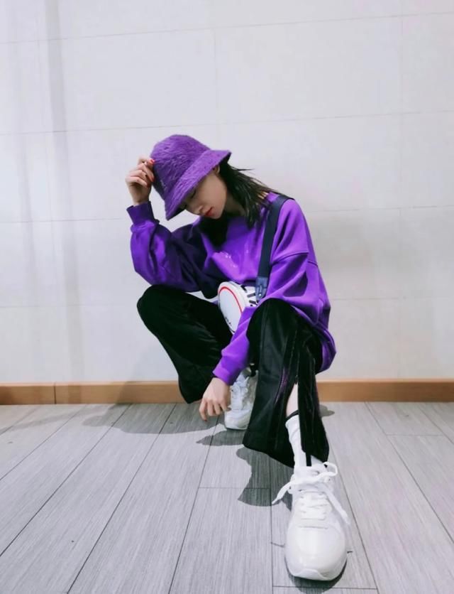 『卫衣』卫衣搭配:穿错卫衣真的土!卫衣+小白鞋 、卫衣+帆布鞋真好看!