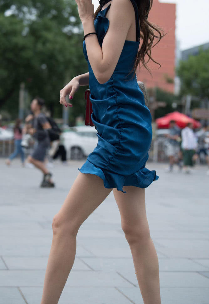 高挑小姐姐吊带百褶裙穿出优雅迷人曲线,走路的姿态摇摆很吸睛