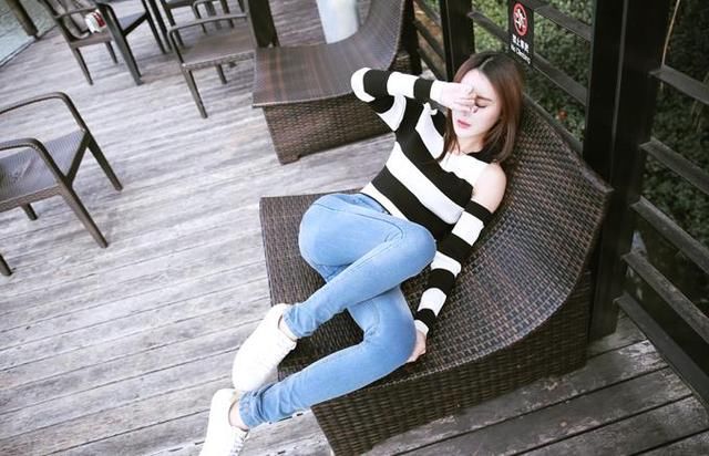 优雅有型的牛仔裤美女，充满妩媚范儿，网友：动人心扉