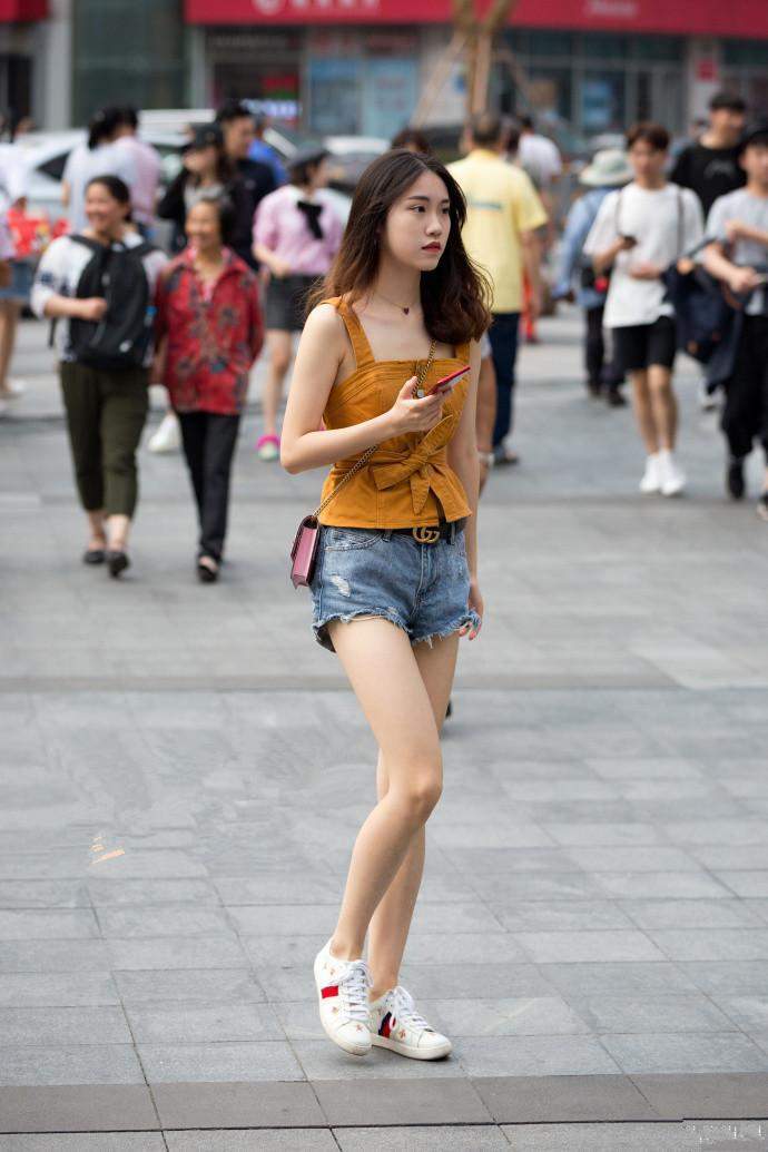 重庆街拍, 设计感十足的修身连衣裙, 也掩盖不了小姐姐的好身材