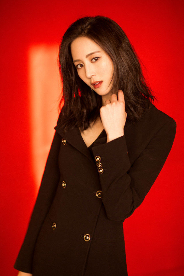 张钧甯现身活动，正面平淡转身亮点满满，确定不是个男人的背吗？