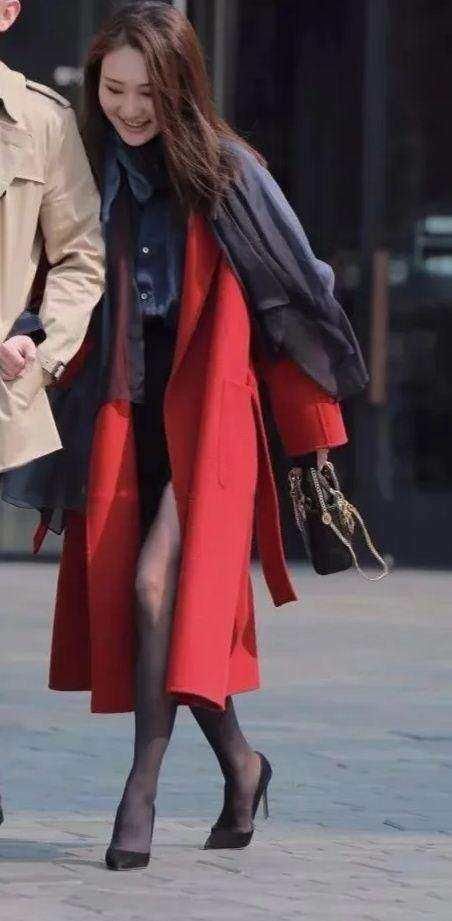 尖头细跟高跟鞋，穿在美丽的脚丫上，展现成熟女人风格!