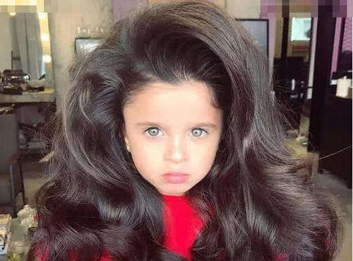 小美女因发量多而走红,颜值碾压权律二,表示分一半头发给我就好