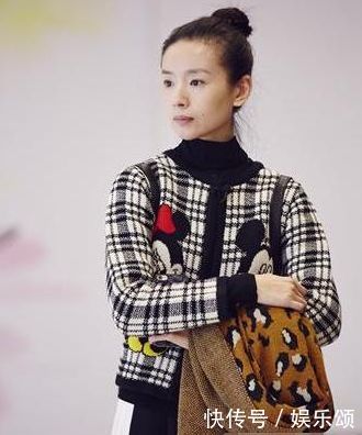 董洁外出逛街被拍,网友直呼:这才是真正的素颜,潘粤明亏大发了