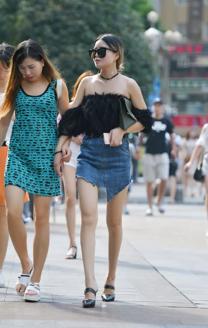 街拍 : 小姐姐穿的超短热裤拉链设计在后面，是穿反了吗？