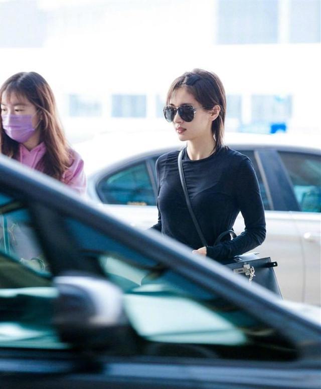 162王子文和171蒋欣，机场同穿一身黑，一个超模一个路人