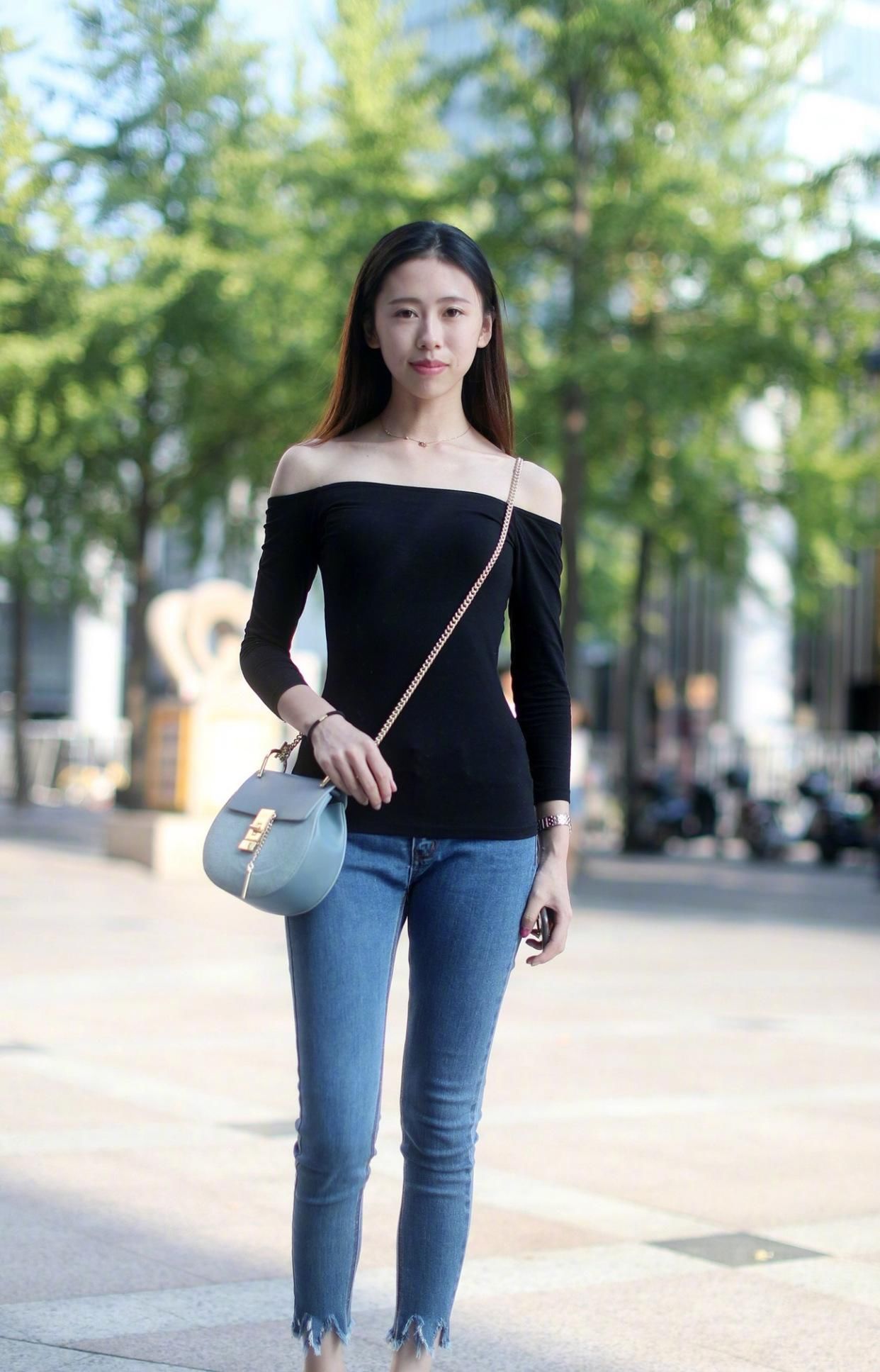 「上线」美女街拍:如果我消失了,谁会每天开着微信傻傻的等着我上线