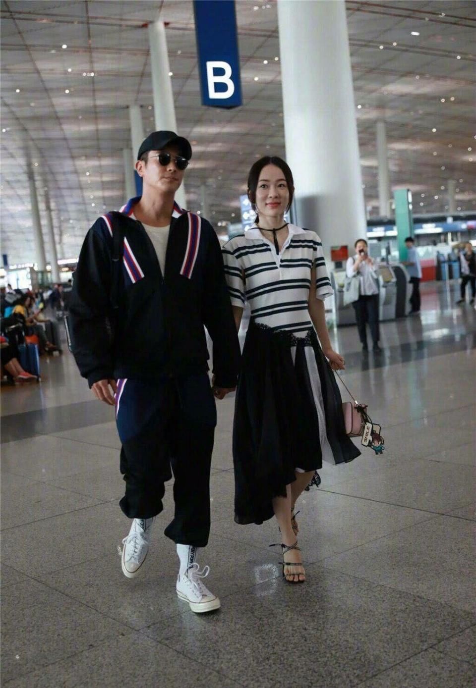 霍思燕这裤子穿多久了?颜色都快洗没了!网友:你的时尚我不懂!