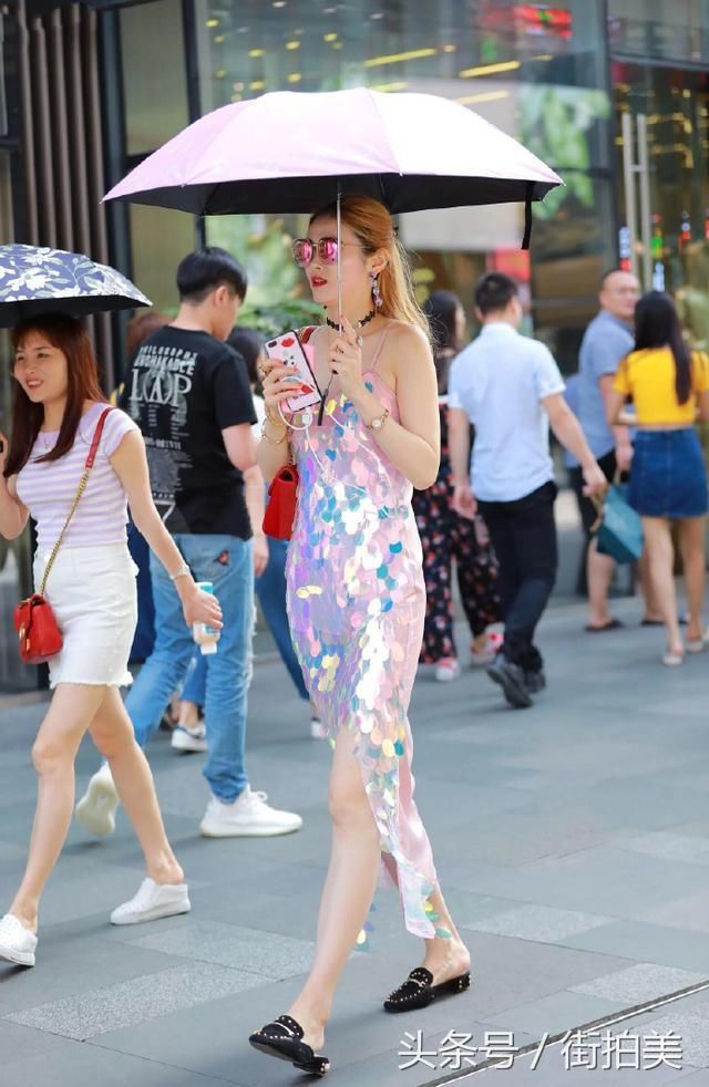 潮流美女穿粉色吊带高开连衣裙，镶满鱼鳞片上演行走中的美人鱼！