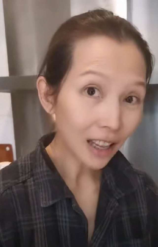 『三胎』张晋晒老婆贴心做饭视频,47岁蔡少芬生完3胎素颜出镜,模样憔悴惹人心疼
