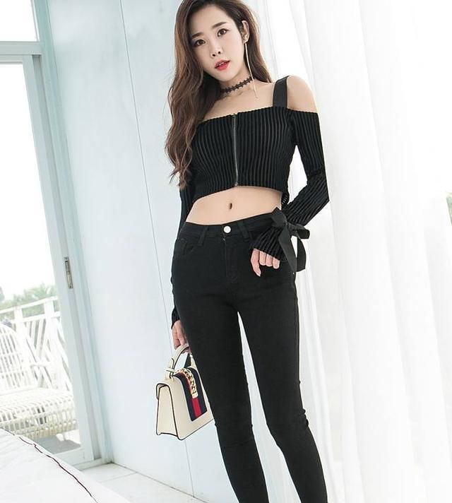 紧致的牛仔裤可以完美的突出女性的身材曲线