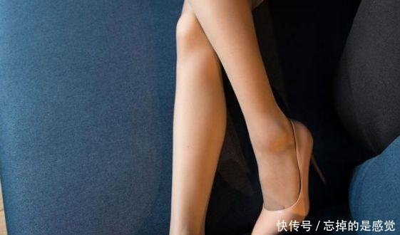 细跟鞋简约的设计，线条优雅流畅，舒适不累脚，展示不一样的美感