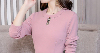 快中秋了，50岁女人多试试这，新款秋裙，配高跟鞋，洋气上档次