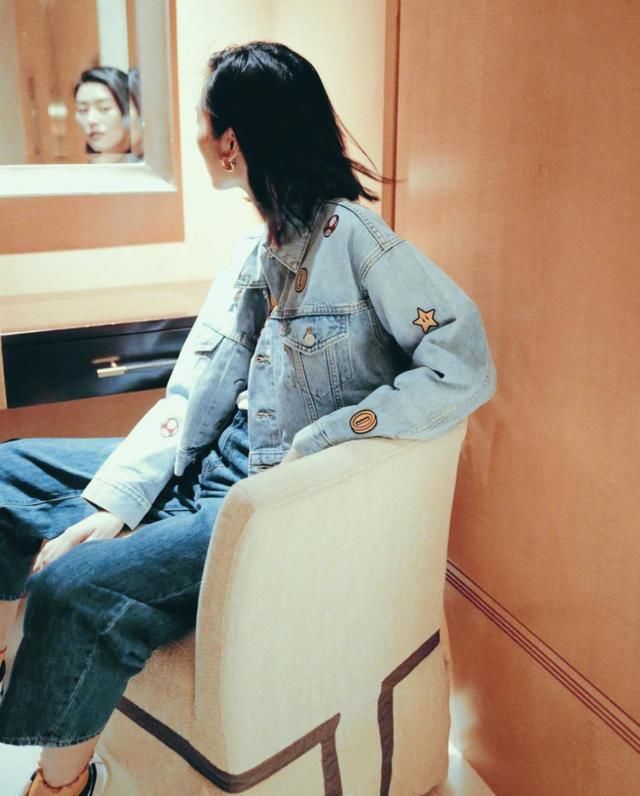 【衣品】刘雯衣品太高级,浅色牛仔夹克搭牛仔阔腿裤魅力四射,不愧是超模