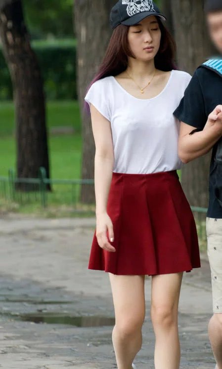 甜美小姐姐清爽靓丽的穿搭，大秀前凸后翘的身材，修长美腿吸睛无