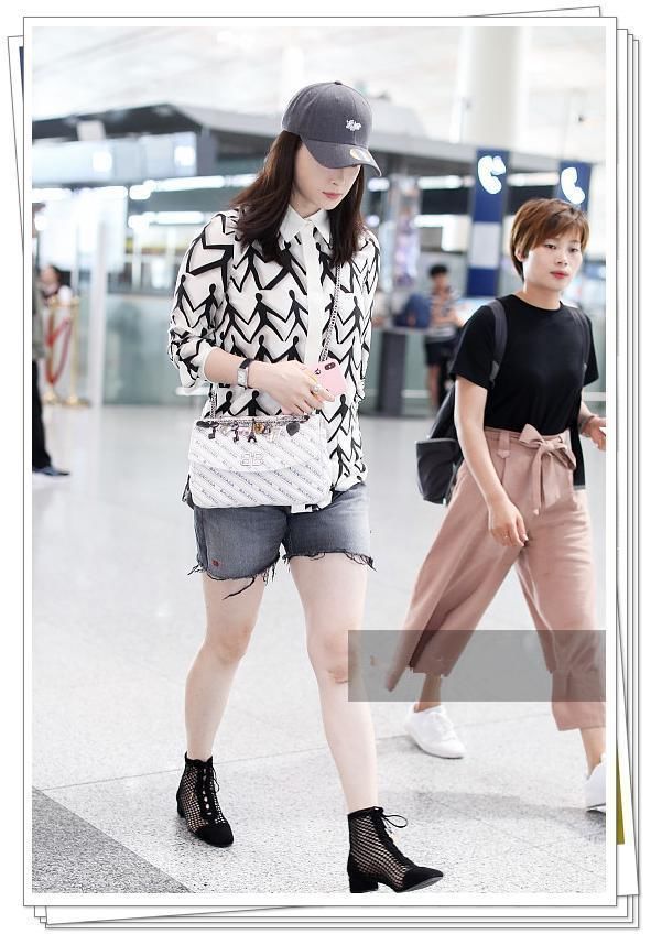 蒋欣是腿粗买不到短裤了？这牛仔短裤长度尴尬，一看就是长裤改的