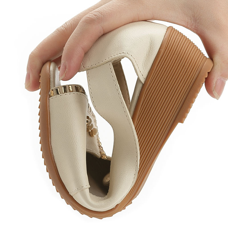 四五十岁女人别打扮得太土，穿上这双“摩登凉鞋”，立马年轻5岁