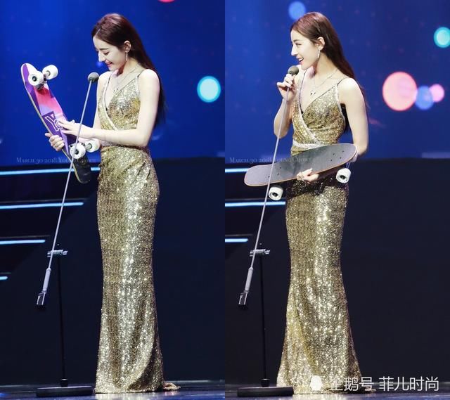 迪丽热巴穿紧身吊带现身，肩带勒得好紧，网友：为了秀事业线拼了