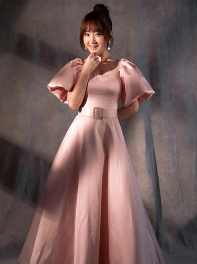  『看起来』杨钰莹个子虽小但敢穿！这种裤子也敢穿出门？款式大胆又时髦！