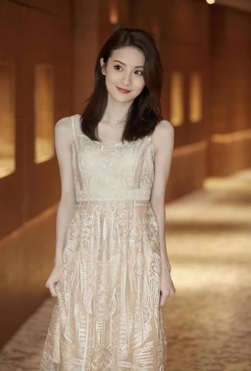  [整套look]赖雨濛简直太美了，扎丸子头搭配牛仔连体裤，意外穿出少女感
