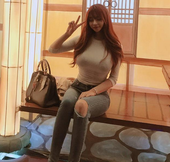 街拍：百看不厌知性的小姐姐，俊美迷人看着年轻！