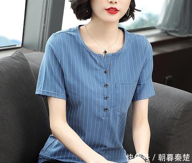 气质@女人不要再穿裙子了,建议穿这宽松大码T恤,搭牛仔裤很显年轻