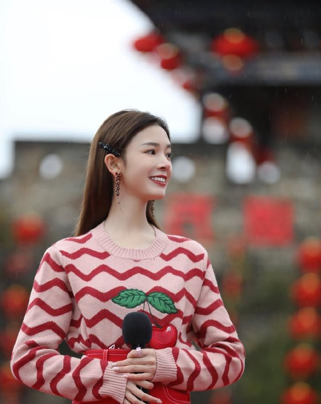  『美女』路人街拍,美女看起来十分的窈窕,配上一双银色的高跟鞋,很迷人...
