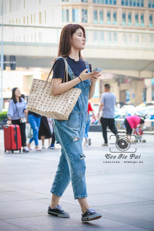 路人街拍，淑女气质的背带休闲牛仔裤小姐姐