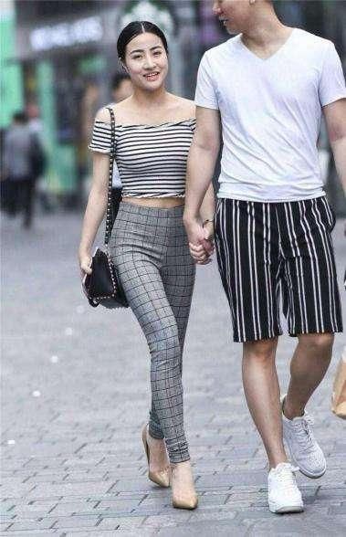 一字肩熟女风光无限，下身紧身裤很性感！