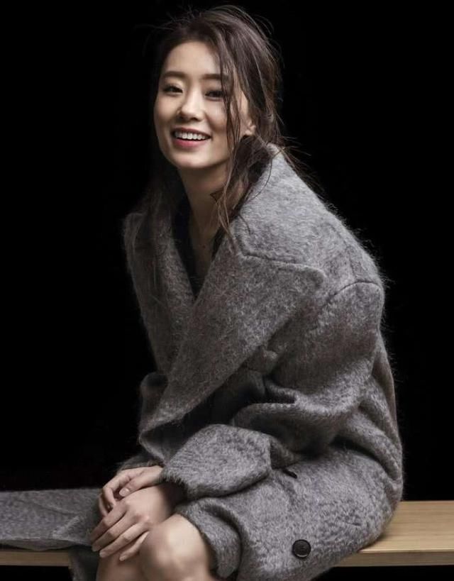 张小斐真会玩，下面开到大腿处，网友：果然是靠腿成名的！