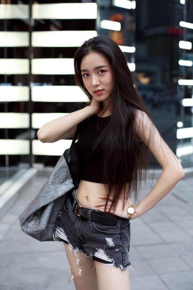 街拍：感性活泼的小姐姐，给人很甜美纯洁的感觉！