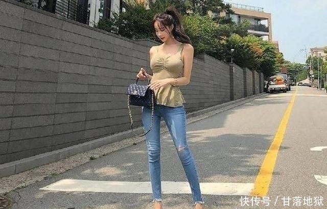  气质：高跟鞋展示了身材的美感，同时也衬托了时尚的性感